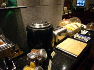 チャンギ空港　ラウンジ　食事